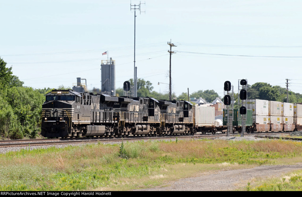 NS 8110 leads train 212 northbound